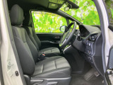 運転席まわりは前方を見渡しやすく、シートに腰掛けた際も落ち着いて過ごせる空間です。黒を基調にまとめられ、乗り降りの際にも室内の清潔感が伝わる印象です。