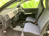 運転席まわりから助手席まで見通しがよく、明るく開放感のある前席空間です。シンプルな内装で視線の収まりもよく、日々の移動を気持ちよくお楽しみいただけます。
