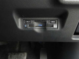 センターに配置した使いやすくて見やすいエアコン操作及びシフトノブパネルです。