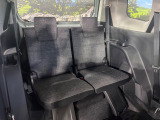 床下収納式のサードシートです。座席部分をコンパクトに収納でき、広大な荷室スペースとしてお使いいただけます!乗車人数や荷物の量など利用シーンに合わせて3列目を有効活用でき、とっても便利♪