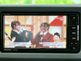 画面にはテレビ番組が表示され、停車中の休憩時間などに映像を楽しめます。タッチ操作で見やすい大きさのディスプレイを備え、日々の移動を過ごしやすくする装備です。