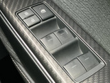ドア側には窓やドアロックのスイッチがまとめられ、運転席から手を伸ばして扱いやすい配置です。ボタンの役割が見分けやすく、乗り降りや窓の操作に便利です。