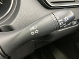 レバーにはウインカーとライトの表示があり、操作内容を目で確認しやすい仕様です。AUTOの表示も備わり、周囲の状況に合わせた日常の運転をサポートします。