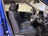 前席は左右にゆとりを持って配置され、運転席から前方や周囲を確認しやすいレイアウトです。シートの柄が落ち着いた印象で、毎日の移動にも使いやすい空間です。