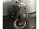 コーナーセンサーを車の前後に装備。障害物までの距離に応じて警告音を変えてお知らせ。縦列駐車時や駐車場・車庫などでの取り回しをサポートします。詳細は販売店スタッフまでおたずねください。