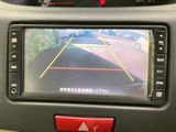 後方の映像に加えて目安となるガイド線が表示され、駐車時の後方確認をサポートします。周囲を直接確認しながら活用でき、狭い場所での駐車にも便利な装備です。