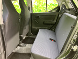 後席は横並びで座れるベンチ形状に、落ち着いた柄のシートを採用した室内です。窓からの光が入り、足元にも空間があるため、同乗者もゆったり過ごせます。