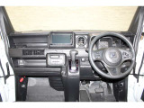 操作性に優れた運転席となります!小物入れや各ボタンの配置にこだわり、使いやすいです!座り心地もよく視認性も良好なのでロングドライブもお任せ下さい!