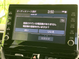 オーディオソースの選択画面に加え、電話機登録の案内も表示。画面上で状態を確認しながら設定でき、日常の操作を進めやすい装備です。