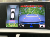 後方の映像に加え、車両周辺を上から見た表示も確認できます。駐車時に周囲や目安線を見ながら操作でき、後退時の安全確認をサポートする便利な装備です。
