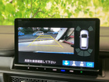 後方の映像に加えて車両周囲の状況も画面で確認でき、駐車時の安全確認をサポートします。目安となるガイドも表示されるため、周囲を見ながら落ち着いて操作できます。