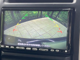 【バックカメラ】駐車時に後方がリアルタイム映像で確認できます。大型商業施設や立体駐車場での駐車時や、夜間のバック時に大活躍!運転スキルに関わらず、今や必須となった装備のひとつです!