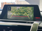 後方の映像に目安となるガイド線が表示され、駐車時に周囲との距離を確認する際に役立ちます。車庫入れや切り返しの場面で、後方確認をサポートしてくれる便利な装備です。