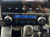 【左右独立温度コントロール式フルオートエアコン(DUAL/SYNC)】運転席側と助手席側でそれぞれ自由に温度設定ができ、快適な風量やモードなどを自動調整します!