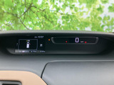 速度やシフト位置などの情報が正面に集約され、運転中にも確認しやすい表示です。車両周辺の注意情報も画面で把握でき、日々の運転をサポートします。