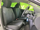前席はヘッドレスト付きで、座面と背もたれに柄があしらわれています。運転席から助手席まで見渡せる配置で、乗り降りの際にも室内の様子を確かめやすい空間です。