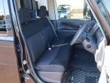 運転席側から見た前席です。足元にはチェック柄のマットが敷かれています。