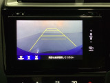 バックでの車庫入れも安心です!リアカメラが付いているバックモニター付のナビを装備しております。操作線もついており距離感も画面から確認できます。