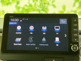 CDやラジオ、テレビ、スマートフォン連携などの選択肢が画面に並び、使いたい音源を見つけやすい構成です。気分や場面に合わせて切り替えられます。