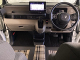 車内は光触媒抗菌消臭施工済です。インパネ周りはスタイリッシュなデザインで機能や装備も充実しています。グローブボックスやカップホルダーのほかにトレーなどたくさんの収納スペースが付いています。