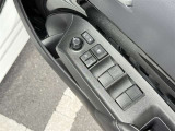 【パワーウインドウ】運転席に居ながら窓を開け閉めのコントロールできますよ。ロック機能で、子供がイタズラして窓を開けるという事も無くなりますよ。