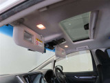 運転席・助手席のバニティーミラー付きサンバイザーには、照明も付いているので夜間も便利です!