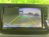 後方の映像に加え、進行方向の目安となるガイド線が画面に表示されます。駐車時に後ろの状況を確認しやすく、車庫入れや狭い場所での取り回しをサポートしてくれる装備です。