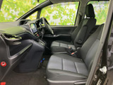 前席からはフロントガラス越しに前方を見渡しやすく、運転席と助手席が並ぶ配置です。座面や背もたれの形状も確認でき、乗る方それぞれがゆったりと過ごせる室内です。