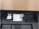 パンクした際には応急パンク修理キット(スペアタイヤはございません)をご使用下さい。力が要らないので修理作業はラクですよ!※パンク状況によっては使用できません。応急修理後はお早めにディーラーへ。
