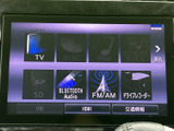 テレビやディスク、iPod、SD、Bluetooth Audio、FM・AMなど、複数の音源を選択できます。ドライブ前に好みの再生方法を選びやすく、交通情報やドライブレコーダーの項目も並んでいます。