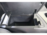 運転製からも助手席からも使いやすい両開きのセンターコンソールボックスを装備。姿勢を崩さず手の届きやすい場所にある収納はあると便利ですね。