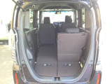 後席は分割可倒式で、用途に合わせてアレンジ可能。荷物の量や乗車人数に応じて柔軟に使える便利なシートです。