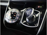 コーナーセンサーを車の前後に装備。障害物までの距離に応じて警告音を変えてお知らせ。縦列駐車時や駐車場・車庫などでの取り回しをサポートします。詳細は販売店スタッフまでおたずねください。