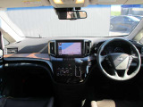 エルグランドの運転席廻りになります。