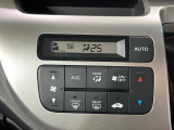 【オートエアコン】一度お好みの温度に設定すれば、車内の温度を検知し風量や温度を自動で調整。暑い&hellip;寒い&hellip;と何度もスイッチ操作をする必要はありません。快適な車内空間には必須の機能ですね♪