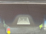 【ホンダセンシング】走行中に前方の車両等を認識し、衝突しそうな時は警報とブレーキで衝突回避と被害軽減をアシスト。より安全にドライブをお楽しみいただけます。