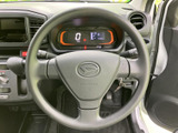 握りやすい形状のステアリングを中心に、運転席まわりの各表示やスイッチ類を見渡せる配置です。前方に視線を向けながら、手元の位置も把握しやすくなっています。