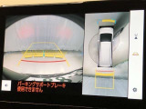 車の全周囲の画像が表示されます。運転席から見づらい個所なども、上空から見たような映像で確認できます。映像のきりかえも出来、後方確認だけでなく大変便利な機能です。