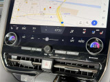 【オートエアコン】「AUTO」スイッチを押すだけで、冷暖房の切り替えや風量、吹き出し口の調整などを自動で行います。