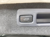 【パワーバックドア】スマートキーや運転席のボタンを押すだけでリアゲートが自動で開閉します!荷物を持っている時や、高い位置にあるバックドアを閉める際に便利な機能です♪
