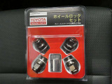 アンテナ分離型ETCです。ETC本体は目立つところに設置していないのでデザイン的にも安全性も高いです。ステアリングヒーターも付いています。