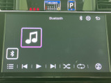 Bluetoothの音楽再生画面が表示され、再生や曲送りなどのアイコンも確認できます。視覚的に内容を把握しやすく、毎日の移動中に音楽を楽しみたい方にも便利です。