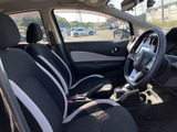 ゆったりとした車内は、明るい窓まわりで開放感があります。前席は座面と背もたれに身体を預けやすく、ドア側の見通しもよく、同乗者も落ち着いて過ごせます。