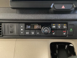 バックでの車庫入れも安心です! リアカメラが付いているバックモニター付のナビディスプレー装備しております。バンパーについているソナーや、操作線もついており距離感も画面から確認できます。