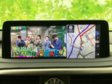画面には地図と映像が並んで表示され、走行中に必要な情報を確認しやすい構成です。周囲に配置された表示切替のアイコンも見分けやすく、目的地の確認や移動中の情報チェックに活用できます。