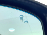 【ブラインドスポットインフォメーション】走行中、ドアミラーの死角になりやすい箇所に後続車が接近するとサイドミラー付近に警告を表示、ドライバーに注意喚起をしてくれます。