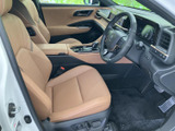 運転席と助手席には明るい色合いのシートが備わり、ゆったりとした印象の室内です。前方の視界も広く、座ったときに周囲を見渡しやすい配置で、毎日の移動を快適にお過ごしいただけます。