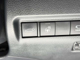 【オートエアコン】「AUTO」スイッチを押すだけで、冷暖房の切り替えや風量、吹き出し口の調整などを自動で行います。