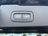 【パワーバックドア】スマートキーや運転席のボタンを押すだけでリアゲートが自動で開閉します!荷物を持っている時や、高い位置にあるバックドアを閉める際に便利な機能です。