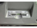 充電用USB端子付き。スマートフォンなどの充電に便利です。